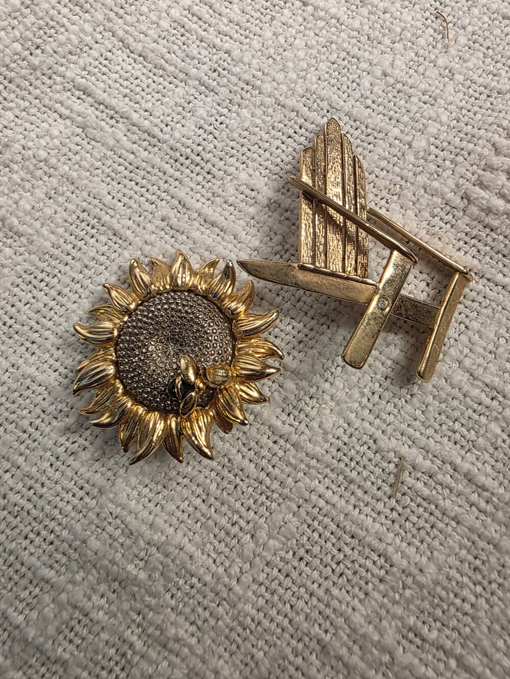 Liz Claiborne Sunflower/ Beach Chair Brooch Gold Tone Vintage Decorative Pin
